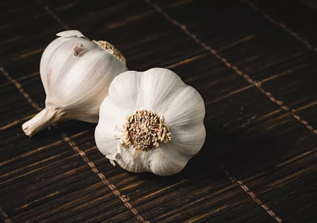 耳朵痛塞蒜管用嗎 耳朵痛怎么辦