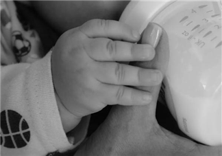 喝奶粉長大更容易長胖嗎 配方奶粉喂養寶寶怎么避免過度喂養