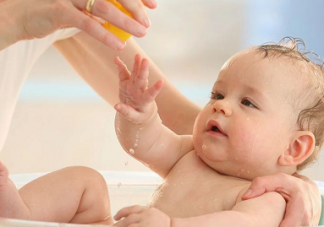 寶寶洗澡水用清水洗好嗎 寶洗澡水有什么講究