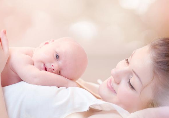 寶寶什么時候可以趴著 怎么引導寶寶趴著