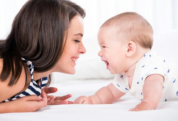 寶寶什么時候可以趴著 怎么引導寶寶趴著