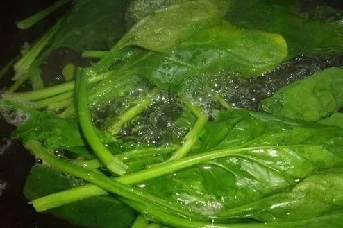 寶寶能吃菠菜嗎 如何正確給寶寶食用菠菜 寶寶能吃菠菜嗎 如何正確給寶寶食用菠菜