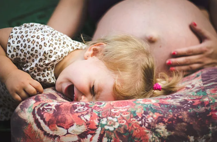 寶寶晚上睡覺突然大哭是什么原因 寶寶晚上睡覺大哭怎么辦