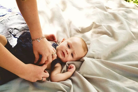 痱子用花露水還是痱子粉好 寶寶長痱子怎么護理 痱子用花露水還是痱子粉好 寶寶長痱子怎么護理