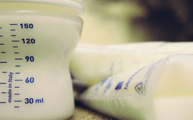 解凍后母乳變腥味可以給寶寶吃嗎 母乳冷凍后怎么降低腥味 解凍后母乳變腥味可以給寶寶吃嗎 母乳冷凍后怎么降低腥味