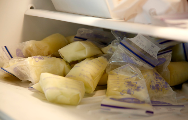 解凍后母乳變腥味可以給寶寶吃嗎 母乳冷凍后怎么降低腥味 解凍后母乳變腥味可以給寶寶吃嗎 母乳冷凍后怎么降低腥味