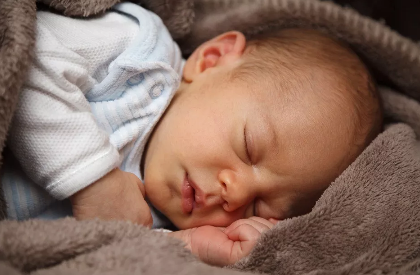 寶寶肚子鼓起了小包是怎么回事 寶寶肚子鼓小包 寶寶肚子鼓起了小包是怎么回事 寶寶肚子鼓小包