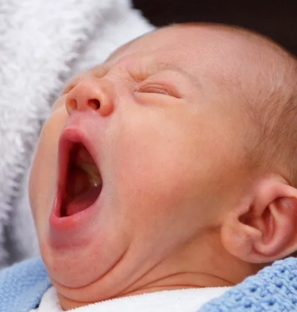 寶寶肚子鼓起了小包是怎么回事 寶寶肚子鼓小包 寶寶肚子鼓起了小包是怎么回事 寶寶肚子鼓小包