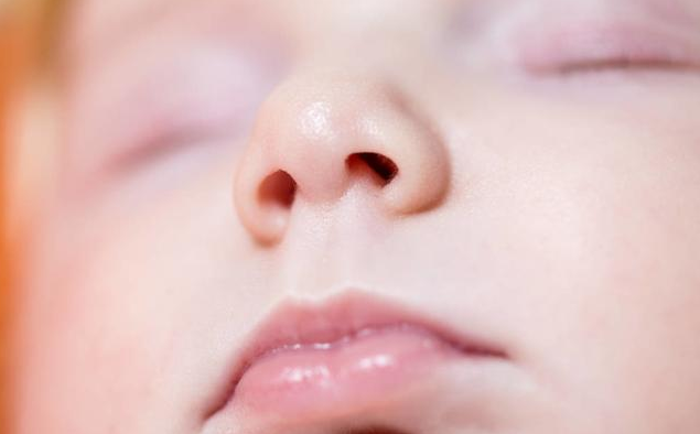捏寶寶鼻梁會變挺嗎 捏寶寶鼻子有什么壞處