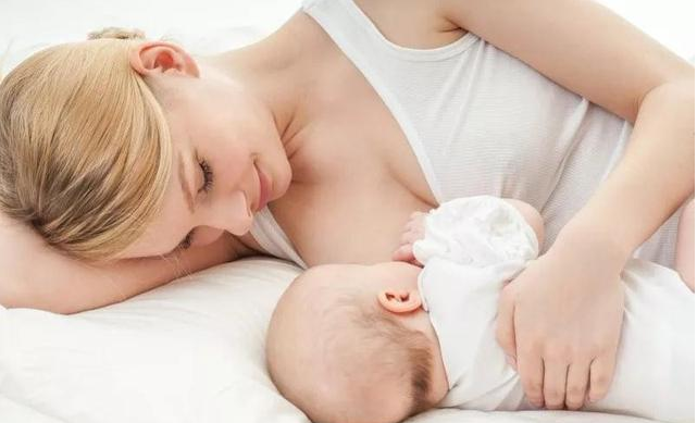 產后第一次來月經有血塊是怎么回事 產后月經異常的幾大癥狀 產后第一次來月經有血塊是怎么回事 產后月經異常的幾大癥狀