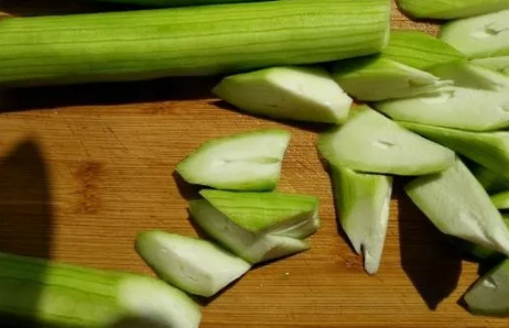 哺乳期吃絲瓜能下奶嗎 哺乳期吃絲瓜怎么做下奶湯