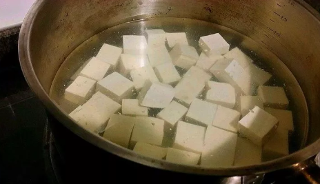 哺乳期吃豆腐下奶嗎 哺乳期吃豆腐的營養功效 哺乳期吃豆腐下奶嗎 哺乳期吃豆腐的營養功效