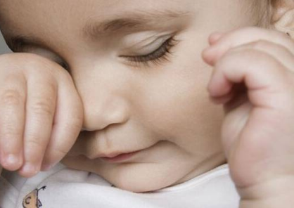 剛出生的孩子眼屎多是不是上火了 孩子眼屎多是怎么回事