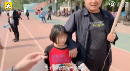 女童舉吊瓶參觀衡水中學(xué)是什么情況 讓孩子參觀的是孩子爸爸嗎