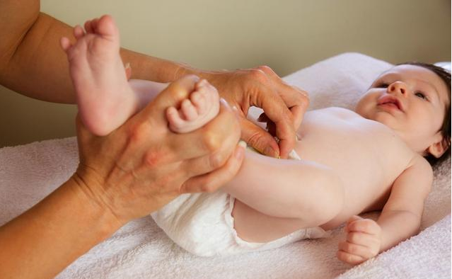 孩子紅屁股曬太陽有用嗎 怎么改善孩子的紅屁股