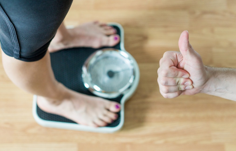 滿月寶寶比出生一公斤正常嗎 寶寶滿月體重應該是多少