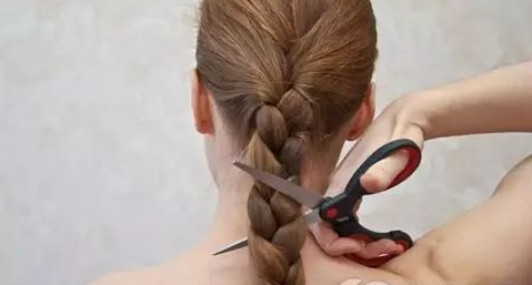 孕期必須剪頭發嗎  孕期頭發會有什么變化
