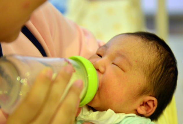 寶寶嚴重嗆奶怎么急救 寶寶嚴重嗆奶急救方法