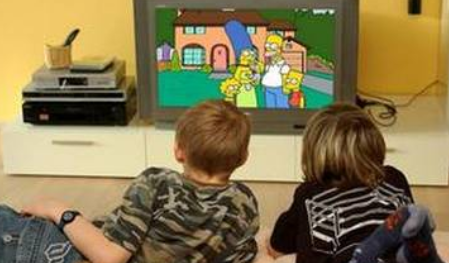 寶寶邊吃邊看電視好不好 小孩邊吃邊看電視怎么糾正 寶寶邊吃邊看電視好不好 小孩邊吃邊看電視怎么糾正