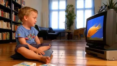 寶寶邊吃邊看電視好不好 小孩邊吃邊看電視怎么糾正 寶寶邊吃邊看電視好不好 小孩邊吃邊看電視怎么糾正