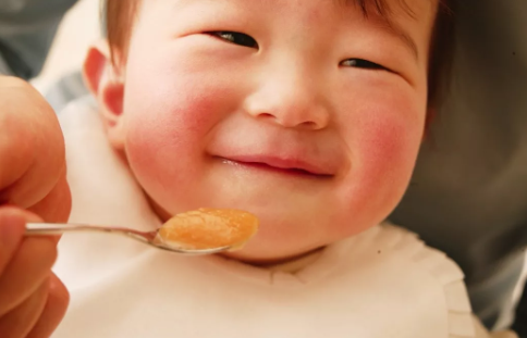 寶寶邊吃邊看電視好不好 小孩邊吃邊看電視怎么糾正 寶寶邊吃邊看電視好不好 小孩邊吃邊看電視怎么糾正