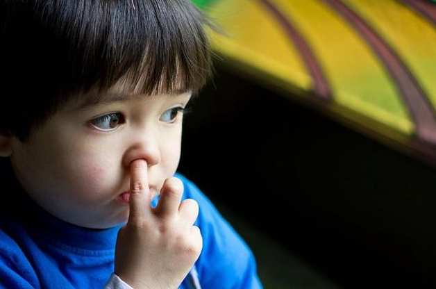 寶寶總愛挖鼻孔是怎么回事 寶寶愛挖鼻孔怎么辦 寶寶總愛挖鼻孔是怎么回事 寶寶愛挖鼻孔怎么辦