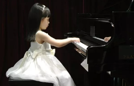 兒童節(jié)孩子表演發(fā)朋友圈配文 六一看孩子表演心情說說 兒童節(jié)孩子表演發(fā)朋友圈配文 六一看孩子表演心情說說