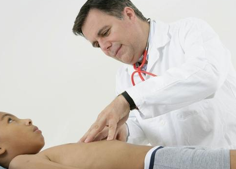 小孩子腰疼是怎么回事 小孩子腰疼是什么原因引起的 小孩子腰疼是怎么回事 小孩子腰疼是什么原因引起的