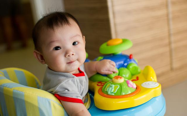 剛學(xué)走路的寶寶可以用學(xué)步車嗎 如何教寶寶學(xué)走路