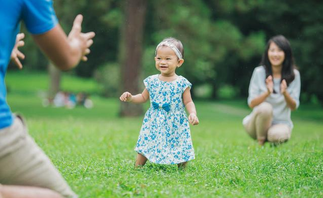 剛學(xué)走路的寶寶可以用學(xué)步車嗎 如何教寶寶學(xué)走路