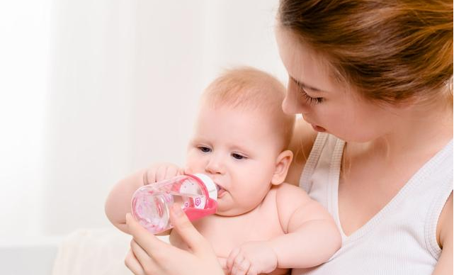 寶寶嗆奶會引起肺炎嗎 寶寶嗆奶科學處理方法 寶寶嗆奶會引起肺炎嗎 寶寶嗆奶科學處理方法