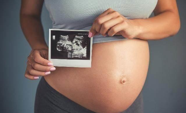 羊水偏多是胎兒畸形嗎 羊水偏多是怎么造成的