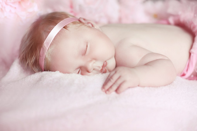 寶寶月子里喜歡側(cè)身睡會(huì)睡扁頭嗎 孩子睡覺側(cè)身會(huì)不會(huì)影響頭型 寶寶月子里喜歡側(cè)身睡會(huì)睡扁頭嗎 孩子睡覺側(cè)身會(huì)不會(huì)影響頭型