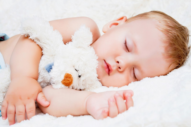 寶寶月子里喜歡側(cè)身睡會(huì)睡扁頭嗎 孩子睡覺側(cè)身會(huì)不會(huì)影響頭型 寶寶月子里喜歡側(cè)身睡會(huì)睡扁頭嗎 孩子睡覺側(cè)身會(huì)不會(huì)影響頭型