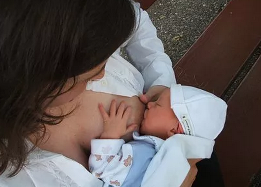 喂奶姿勢會影響寶寶聽力嗎 正確的喂奶姿勢是怎么樣的