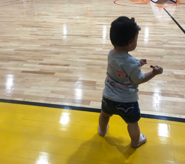 贊美小孩學走路的句子 孩子會走路了怎么表達夸贊他的心情 贊美小孩學走路的句子 孩子會走路了怎么表達夸贊他的心情