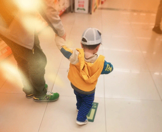 陪著孩子學走路的說說 孩子學會走路的心情怎么表達