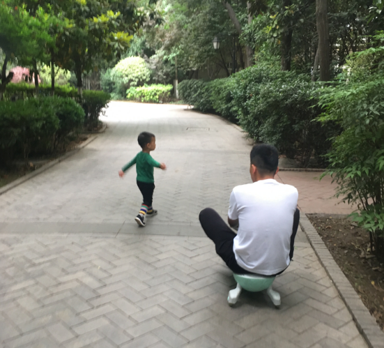 早上去遛娃幽默說說搞笑句子 大清早遛娃的說說朋友圈