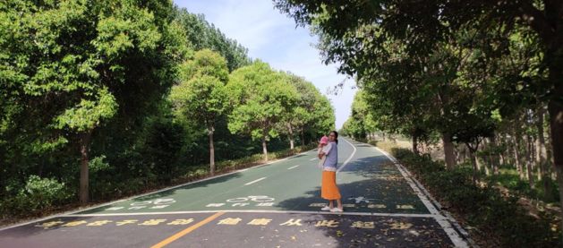 早上去遛娃幽默說說搞笑句子 大清早遛娃的說說朋友圈