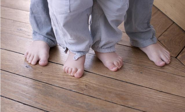 夏天寶寶光腳會著涼嗎 夏天寶寶光腳好不好