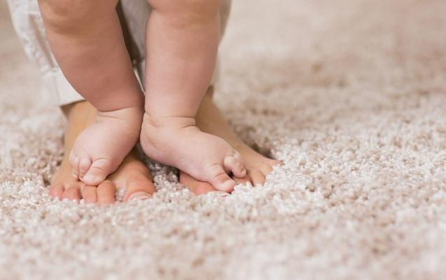 夏天寶寶光腳會著涼嗎 夏天寶寶光腳好不好