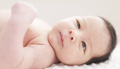 寶寶晚上睡覺要不要開燈 晚上開燈睡覺對寶寶眼睛有影響嗎 寶寶晚上睡覺要不要開燈 晚上開燈睡覺對寶寶眼睛有影響嗎