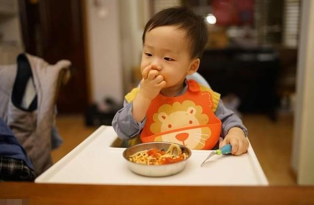 孩子多大可以完全吃大人飯 怎么判斷孩子能吃大人飯 孩子多大可以完全吃大人飯 怎么判斷孩子能吃大人飯