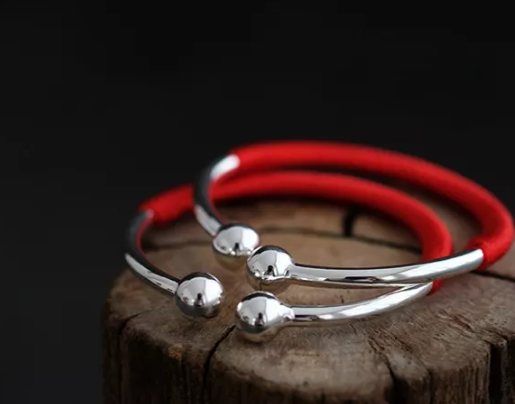 剛出生的小孩能不能帶銀手鐲 孩子帶銀手鐲好嗎 剛出生的小孩能不能帶銀手鐲 孩子帶銀手鐲好嗎