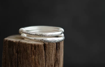 剛出生的小孩能不能帶銀手鐲 孩子帶銀手鐲好嗎 剛出生的小孩能不能帶銀手鐲 孩子帶銀手鐲好嗎