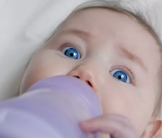 哺乳期夜間喂養要注意什么 新手媽媽夜間怎么給孩子喂奶