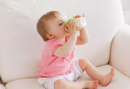 新生兒吃母乳還是和牛奶好 寶寶吃母乳和牛奶有什么區別