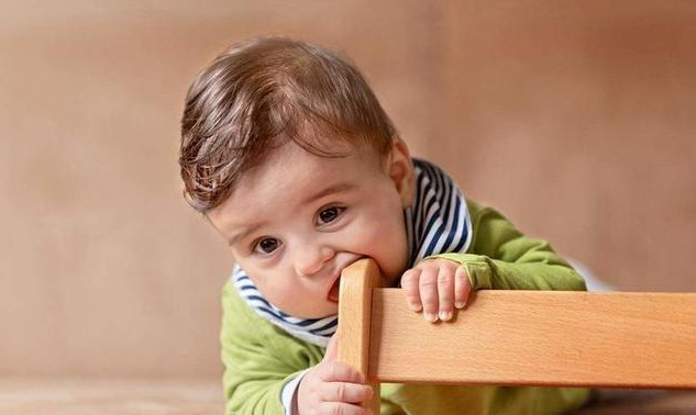 寶寶出牙發熱是怎么回事 寶寶出牙難受怎么辦 寶寶出牙發熱是怎么回事 寶寶出牙難受怎么辦