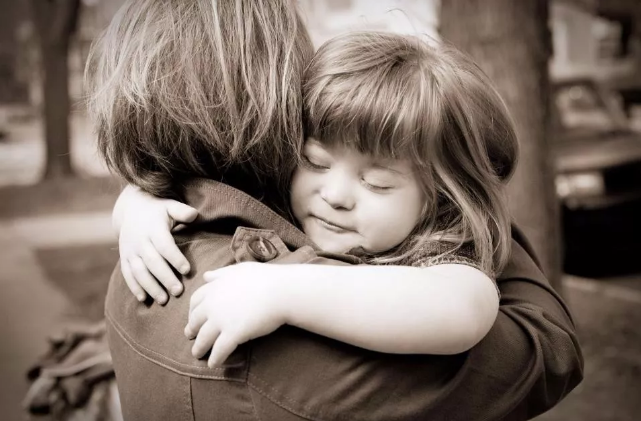 孩子老摸媽媽的乳房是不是性早熟 孩子摸媽媽乳房媽媽應(yīng)該怎么做好 孩子老摸媽媽的乳房是不是性早熟 孩子摸媽媽乳房媽媽應(yīng)該怎么做好