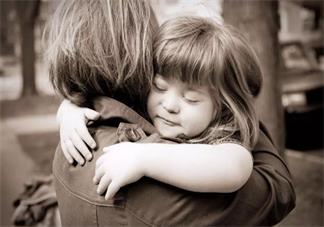 孩子老摸媽媽的乳房是不是性早熟 孩子摸媽媽乳房媽媽應該怎么做好